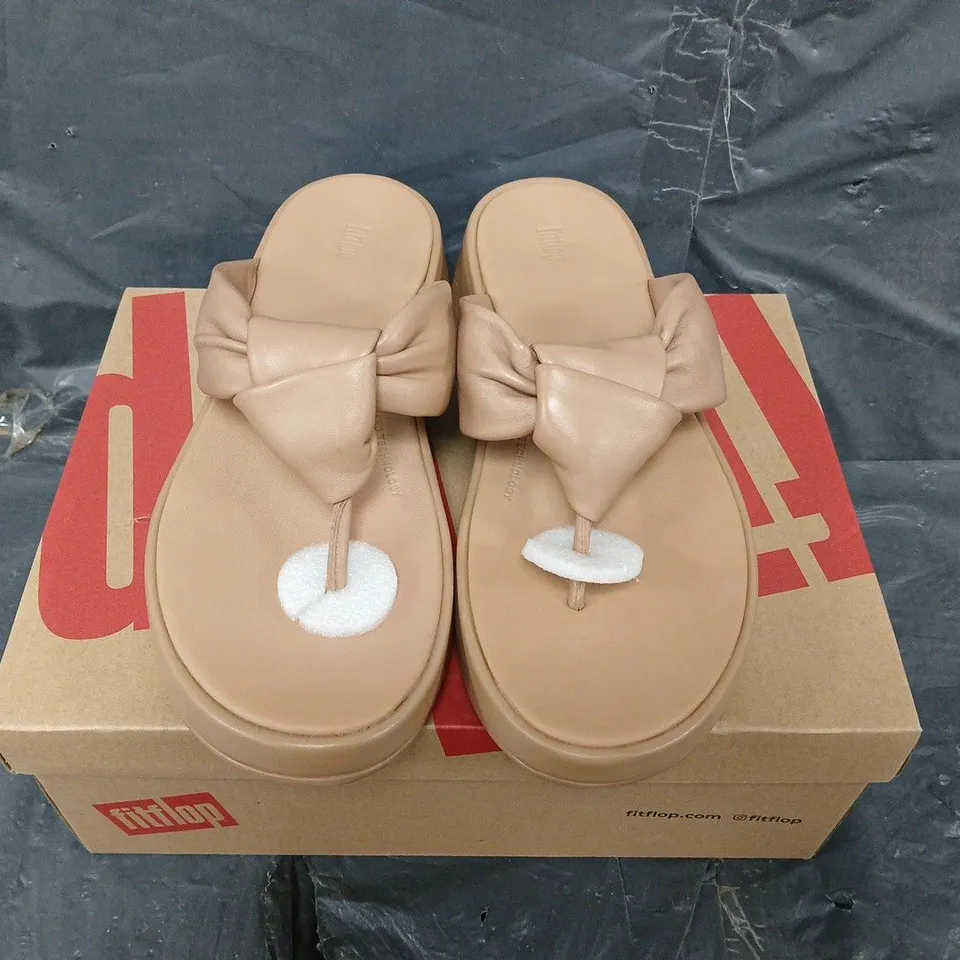 BOXED PAIR OF FITFLOP SOFT LEATHER FLATFORM SANDALS - UK SIZE 6