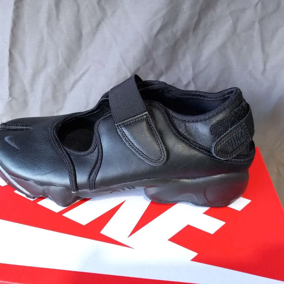 BOXED NIKE WOMENS AIR RIFT BLACK/BLACK SIZE 6.5