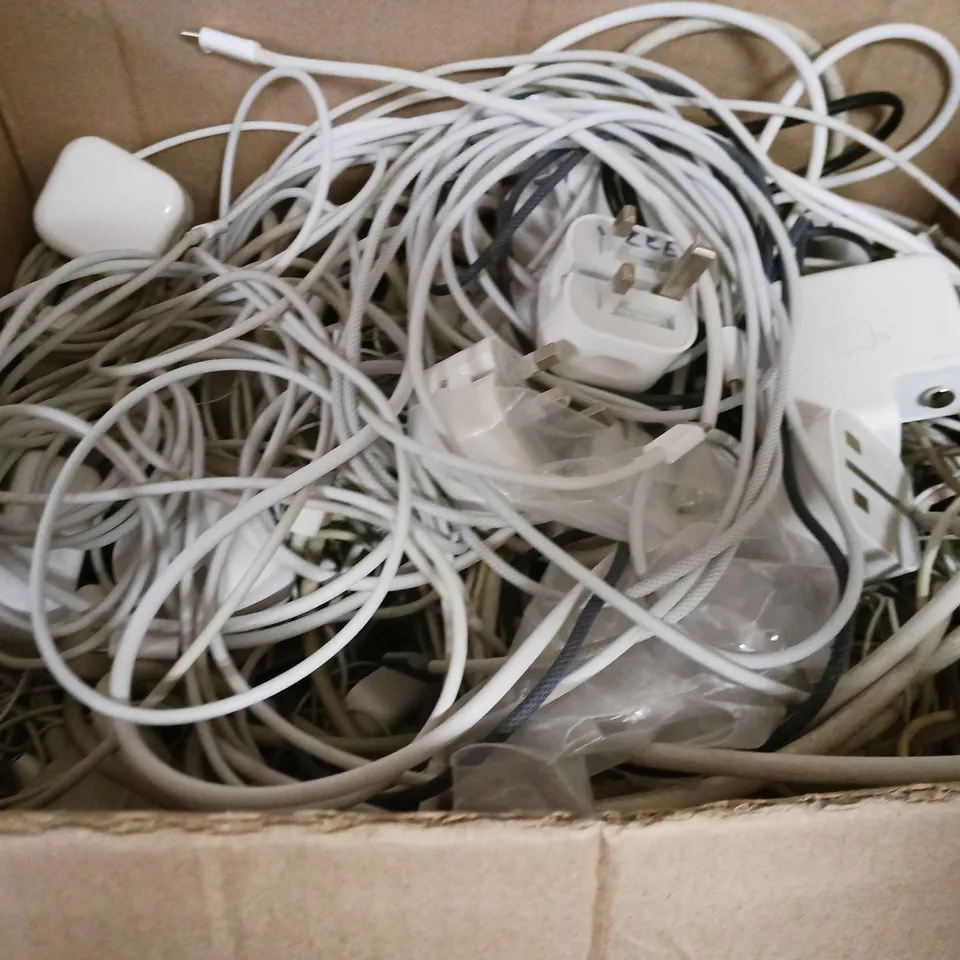 BOX OF APPROXIMATELY 15 ASSORTED ITEMS TO INCLUDE - APPLE MOUSE , MAC BOOK CHARGER , WIRED EARBUDS ETC