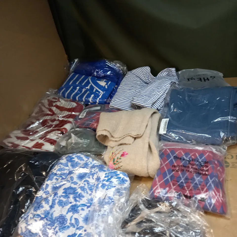 LOT OF A SIGNIFICANT QUANTITY OF ASSORTED CLOTHING AND ACCESSORIES TO INCLUDE; T-SHIRTS, JUMPERS ETC