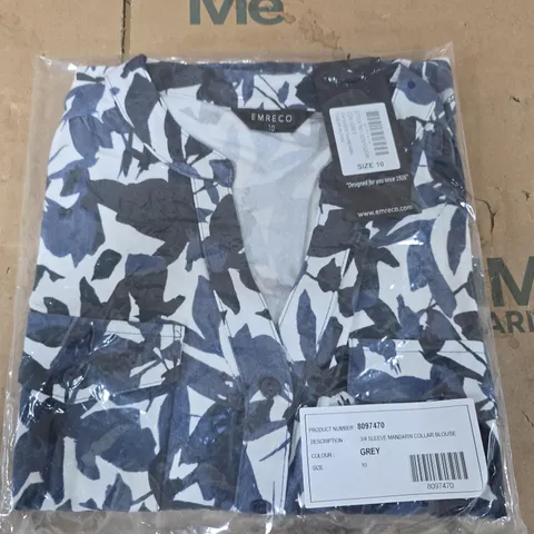 BAGGED EMRECO 3/4 SLEEVE MANDARIN COLLAR BLOUSE IN FLORAL WHITE/BLUE - SIZE 10