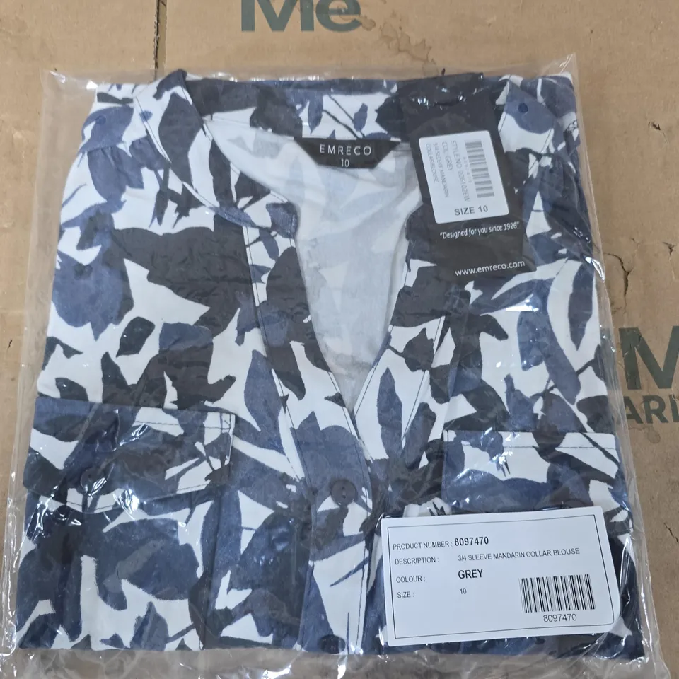 BAGGED EMRECO 3/4 SLEEVE MANDARIN COLLAR BLOUSE IN FLORAL WHITE/BLUE - SIZE 10