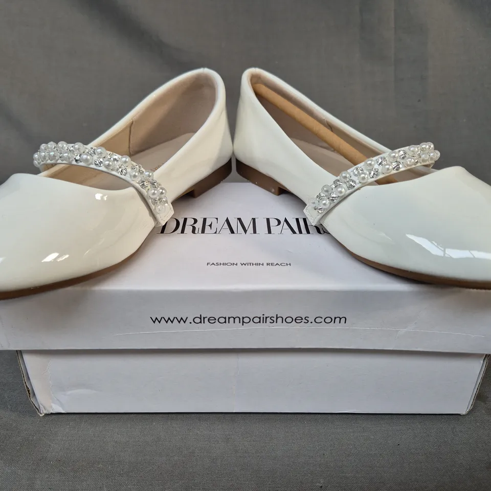 BOXED PAIR OF DREAM PAIRS KID'S SHOES IN WHITE W. JEWEL EFFECT UK SIZE 13