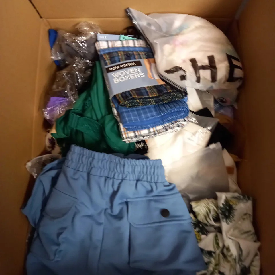 BOX OF APPROX 35 ASSORTED CLOTHING ITEMS TO INCLUDE - DRESSES, T-SHIRTS AND TROUSERS