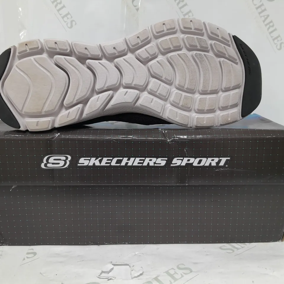 BOXED PAIR OF SKETCHER FLEX ADVANCED TRAINERS IN BLACK MENS SIZE 8