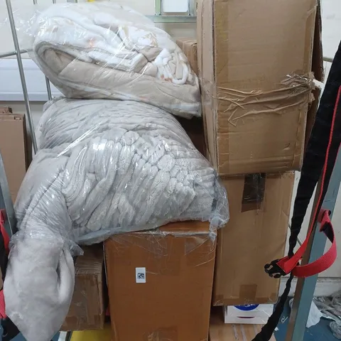 CAGE OF APPROXIMATELY 12 ASSORTED HOUSEHOLD ITEMS TO INCLUDE BEDDING, LAMPS, ETC - COLLECTION ONLY