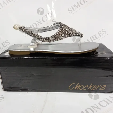 BOXED PAIR OF CHOCKERS FLAT T-STRAP SANDALS IN SILVER COLOUR W. JEWEL EFFECT EU SIZE 36