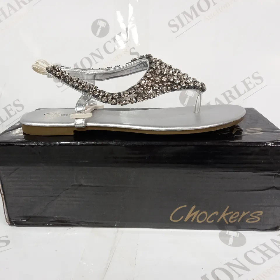 BOXED PAIR OF CHOCKERS FLAT T-STRAP SANDALS IN SILVER COLOUR W. JEWEL EFFECT EU SIZE 36