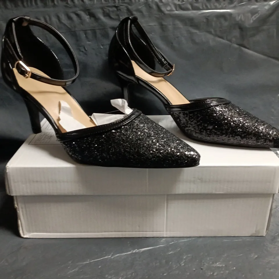 BOXED PAIR OF UNBRANDED POINTED TOE MID-STILETTO HEELS IN BLACK W. SEQUINS SIZE EU 39