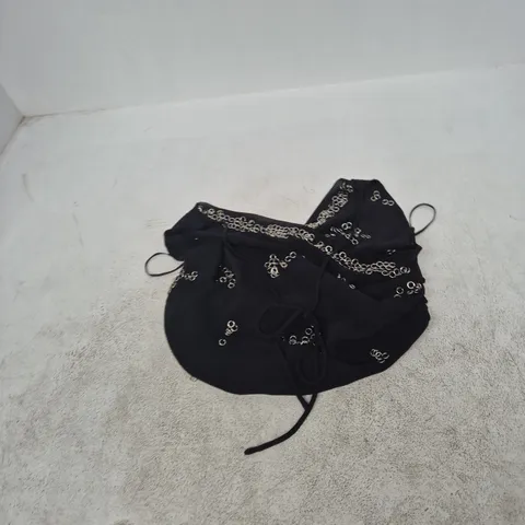 URBAN OUTFITTERS BLACK TOP WITH SILVER RING EMBELLISHMENTS β SIZE S-P
