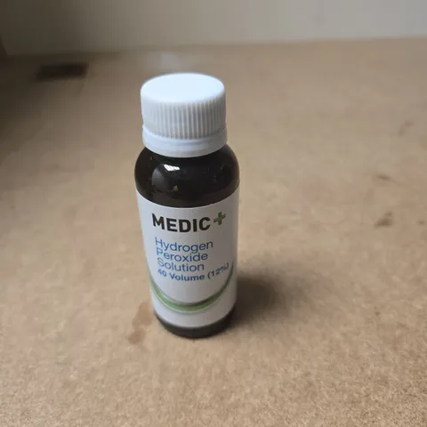 APPROXIMATELY 10 ASSORTED COSMETIC ITEMS INCLUDING MEDIC HYDROGEN PEROXIDE SOLUTION AND TURKISH RAZOR HOLDER