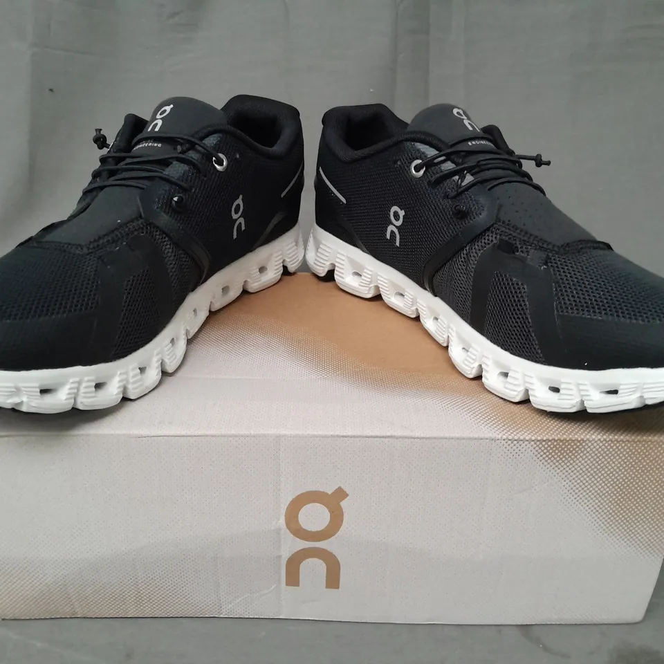 BOXED PAIR OF ON CLOUD 5 SHOES IN BLACK UK SIZE 9