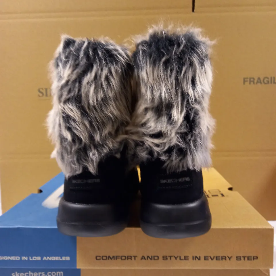SKETCHERS ON THE GO JOY MID BOOT SIZE 5.5