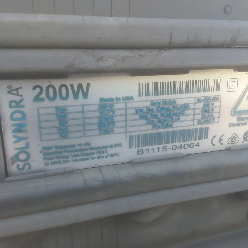 PALLET OF APPROX 20 X SOLYNDRA 200W SOLAR PANELS - MODEL: SL-200-200