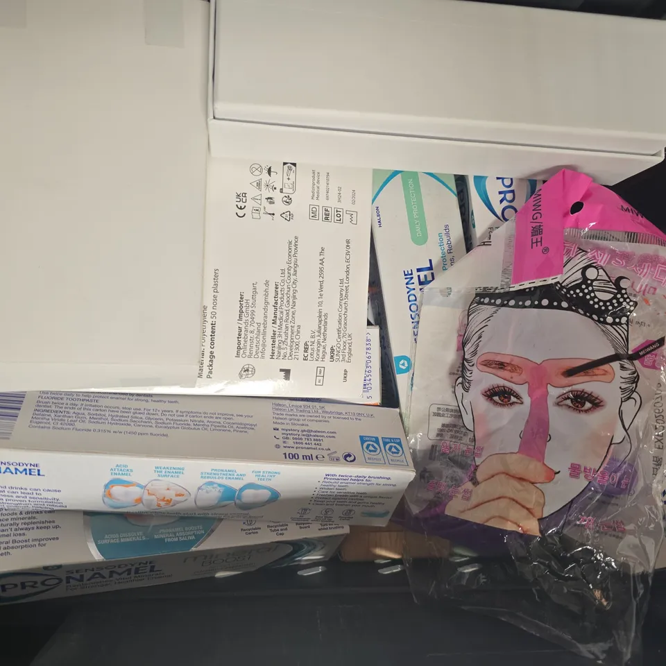 APPROXIMATELY 15 ASSORTED COSMETIC ITEMS INCLUDING VARIOUS MAKES AND BRANDS - COLLECTION ONLY