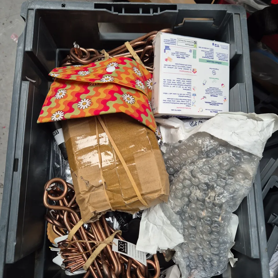 APPROXIMATELY 15 ASSORTED HOUSEHOLD ITEMS TO INCLUDE DIP DISHWASHER SHEETS - MILTON STERILISING TABLETS AND MOLE TRAPS