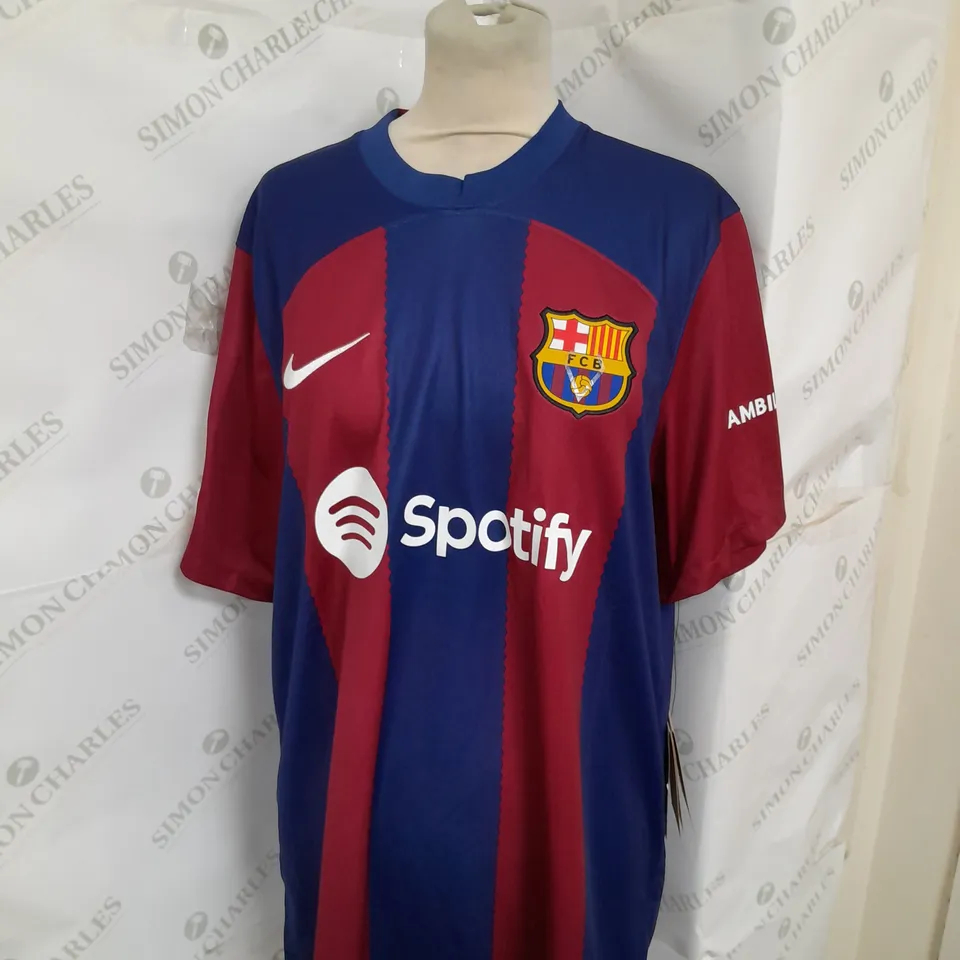 NIKE FOOTBALL SHIRT IN BLUE AND RED STRIPE SIZE L