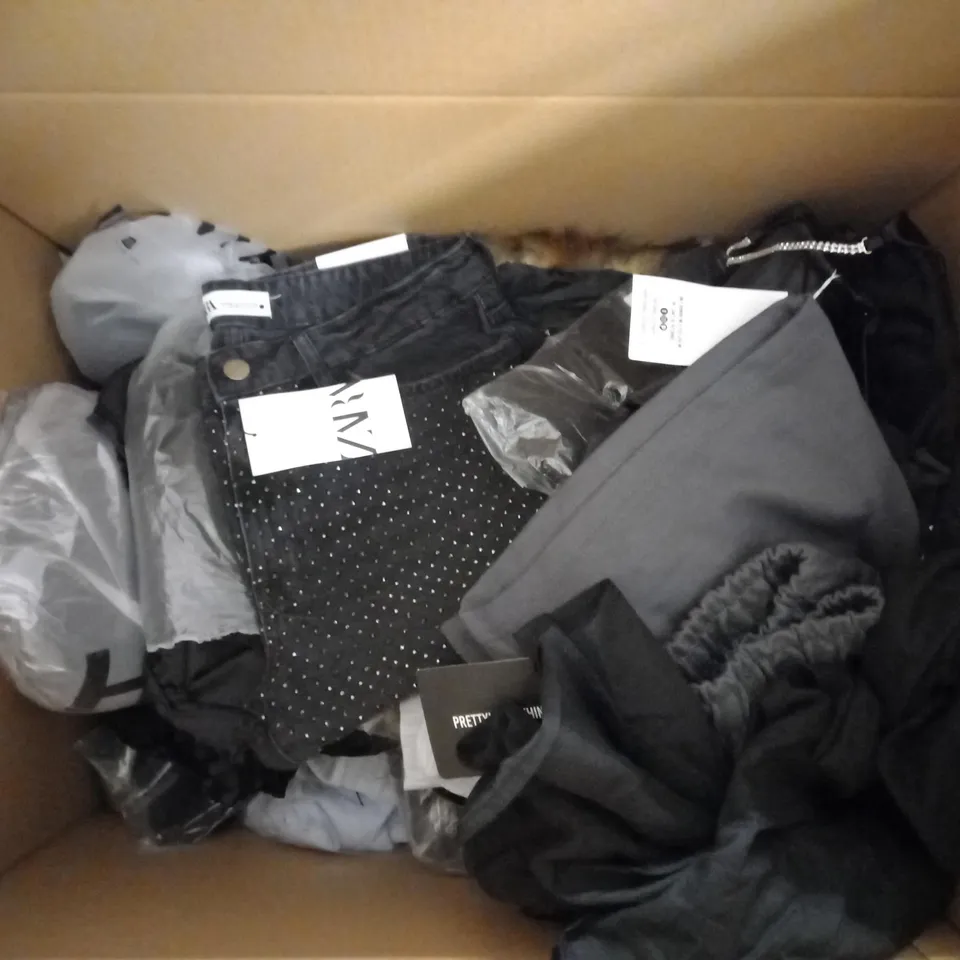 LOT OF APPROX 20 ASSORTED CLOTHING ITEMS VARYING IN SIZE/COLOUR/STYLE TO INCLUDE: TROUSERS, TOPS, JUMPERS