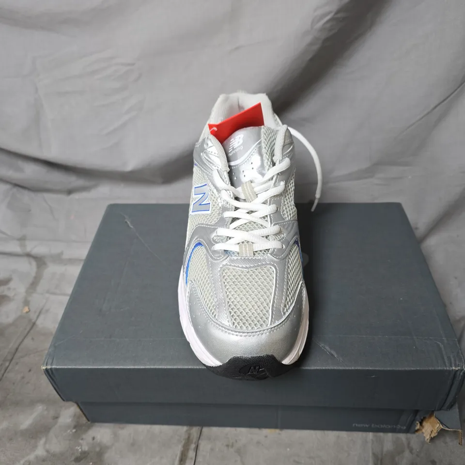 NEW BALANCE TRAINERS – GREY/SILVER WITH BLUE N LOGO SIZE 8.5