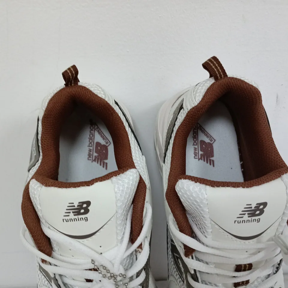 PAIR OF NEW BALANCE 530 TRAINERS IN WHITE WITH BROWN TRIM - UK 7.5