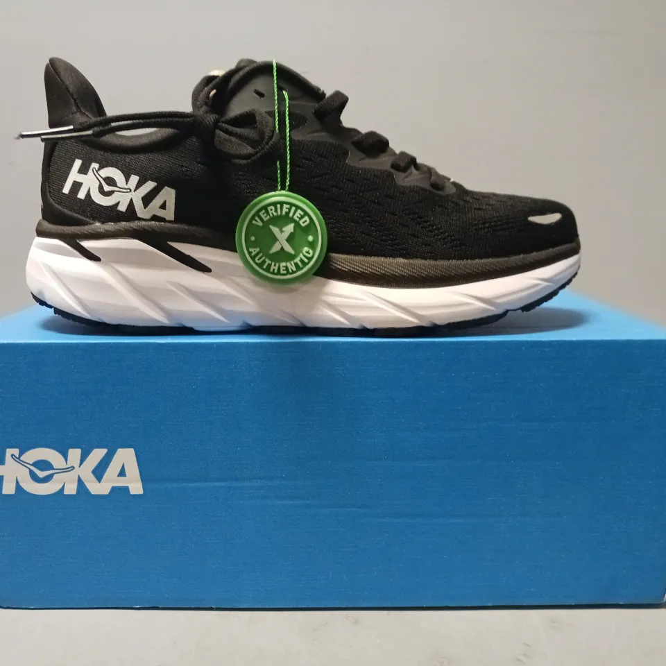 BOXED PAIR OF HOKA CLIFTON 8 SHOES IN BLACK/WHITE UK SIZE 6