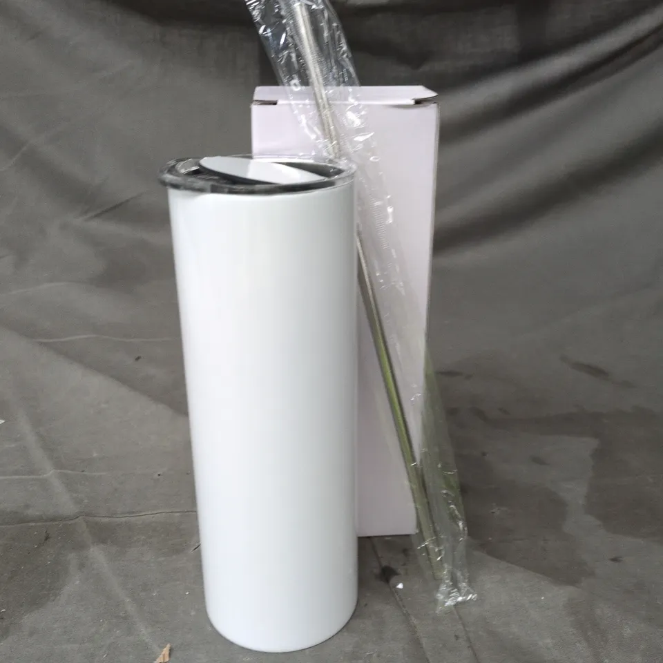 BOX OF APPROXIMATELY 25 FLAT BOTTOM DRINKING TUMBLERS WITH STRAWS - COLOURS MAY VARY