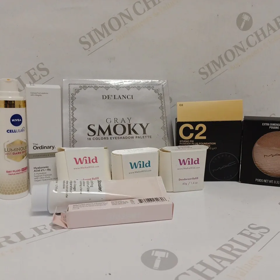 APPROXIMATELY 10 ASSORTED HEALTH AND BEAUTY PRODUCTS TO INCLUDE MAC EXTRA DIMENSION SKINFINISH HIGHLIGHTER, DE'LANCI GRAY SMOKY EYESHADOW PALETTE, C2 STUDIO FIX POWER PLUS FOUNDATION