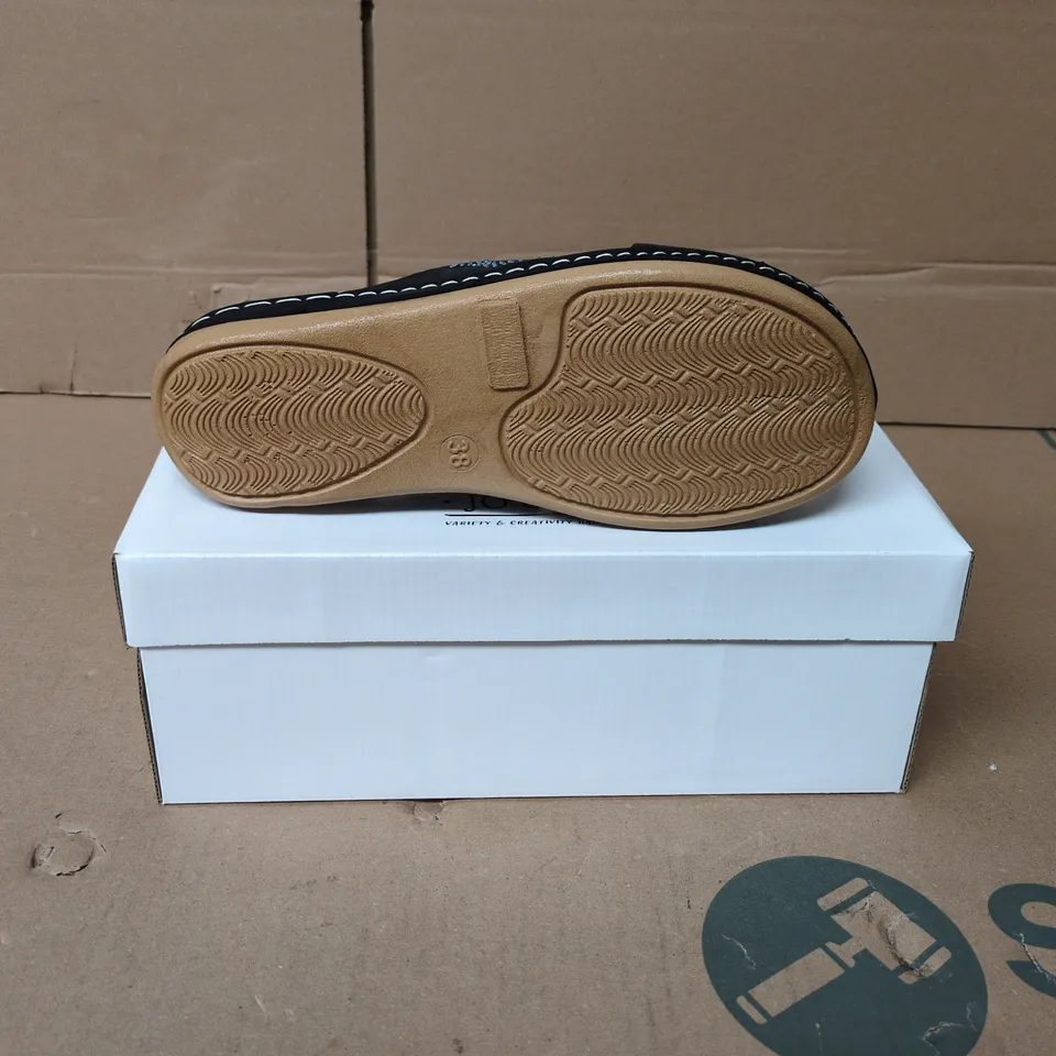 BOXED PAIR OF JO & JOE CUBA WOMENS MULE SANDALS IN BLACK - SIZE 5