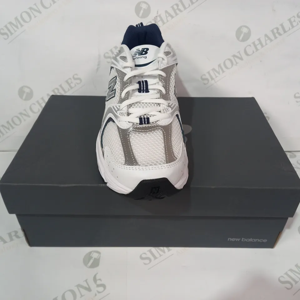 BOXED PAIR OF NEW BALANCE RUNNING TRAINERS IN WHITE/NAVY UK SIZE 5.5