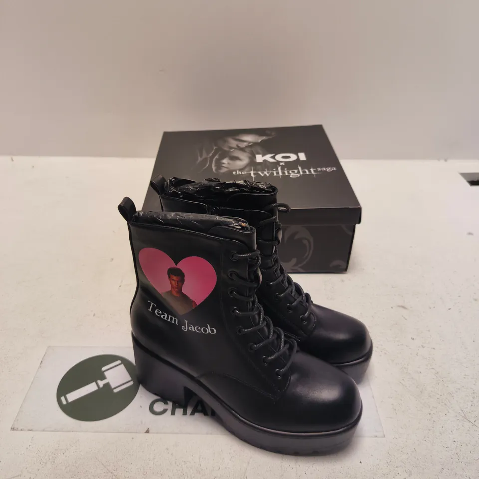 KOI X TWILIGHT SAGA TEAM JACOB MILITARY BOOTS – UK6, BLACK