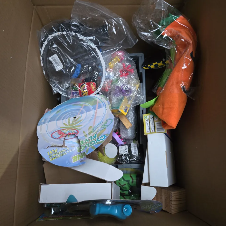 LARGE BOX OF ASSORTED TOYS AND GAMES TO INCLUDE PRAMS, FRISBEE AND PING PONG PADDLES