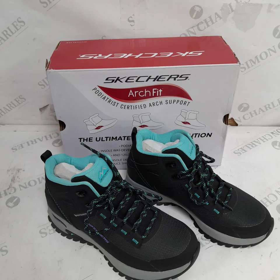 BOXED PAIR OF WOMENS SKETHCERS WORKWEAR BOOTS SIZE 3.5 