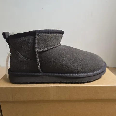 BOXED PAIR OF WHISTELS MABLE SLIPPER BOOT – TAUPE, UK 6