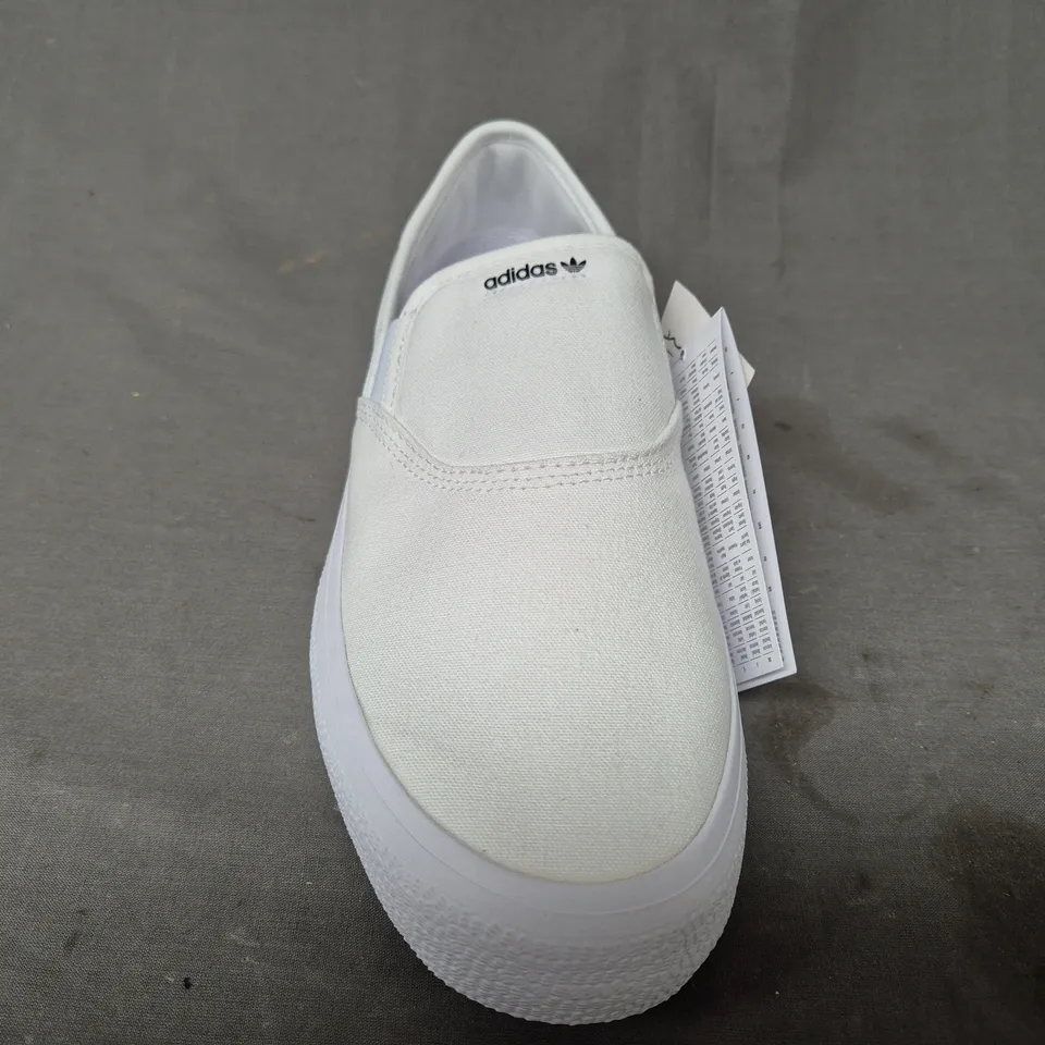 BOXED PAIR OF ADIDAS 3MC SLIP-ON SHOES IN WHITE UK SIZE 9.5