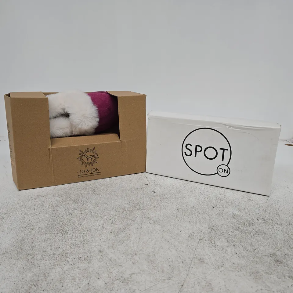 BOX OF APPROXIMATELY 12 FOOTWEAR ITEMS TO INCLUDE JO & JOE, SPOT ON ETC