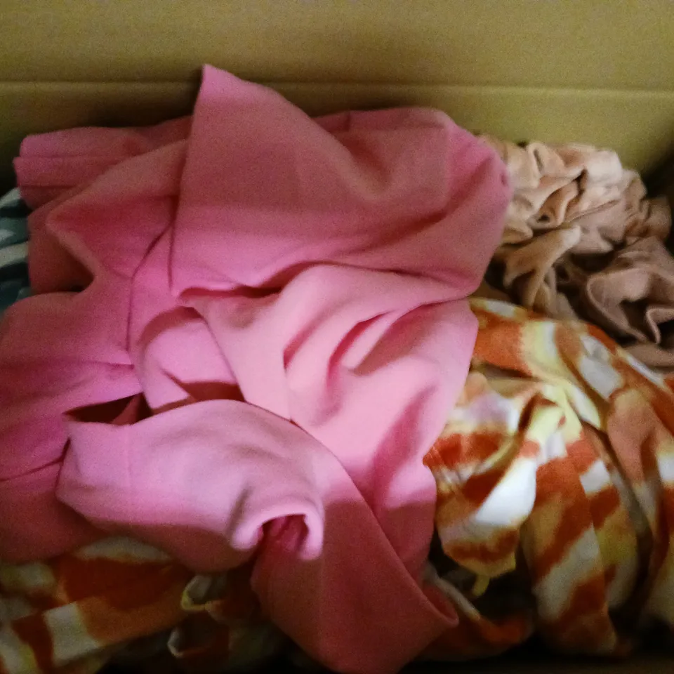 BOX OF APPROXIMATELY 10 ASSORTED CLOTHING AND FASHION ITEMS IN VARIOUS STYLES, SIZES, AND COLOURS / COLLECTION ONLY 