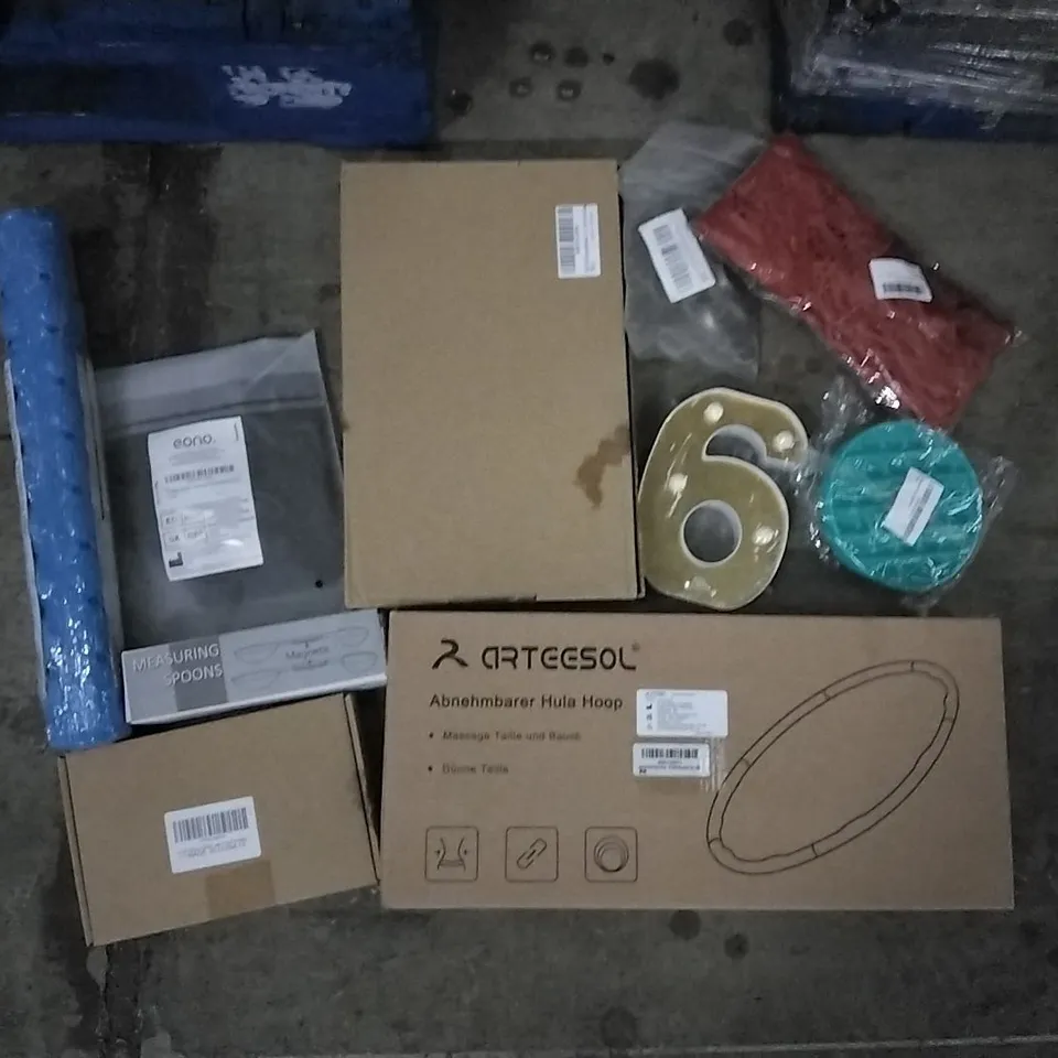 PALLET OF ASSORTED ITEMS INCLUDING STRONG SUCTION BATH MAT, EONO PHONE ARMBAND POUCH, ARTEESOL HULA HOOP, ROMANIAN MEN'S MEASURING DEVICE, MEASURING SPOONS, GREEN MIDGET POP