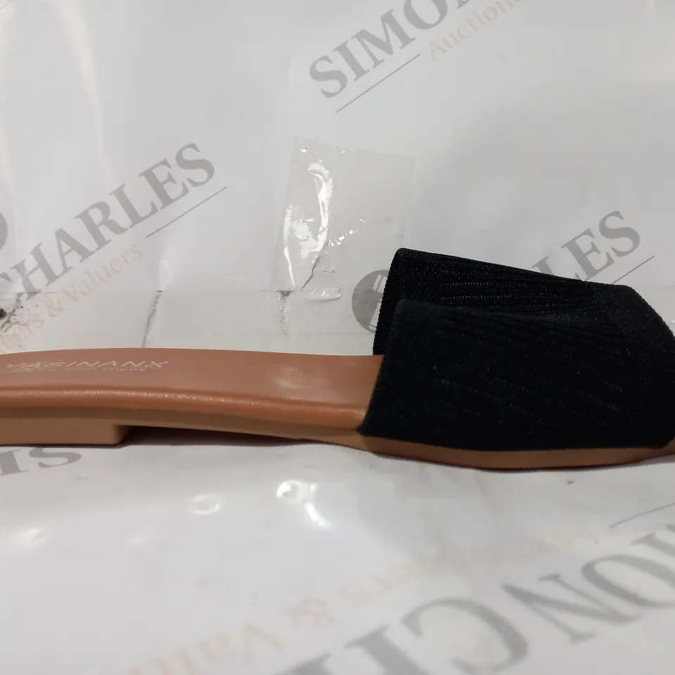 BOXED PAIR OF YASINANX OPEN TOE FLAT SLIDERS IN BLACK EU SIZE 41