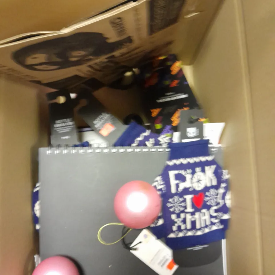 APPROXIMATELY 20 ASSORTED HOUSEHOLD PRODUCTS TO INCLUDE DRINKS HOLDER, ACRYLIC CHRISTMAS TREE, STORAGE BAG ETC 