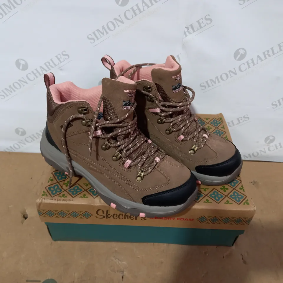 BOXED PAIR OF SKECHERS BROWN BOOTS- SIZE 6