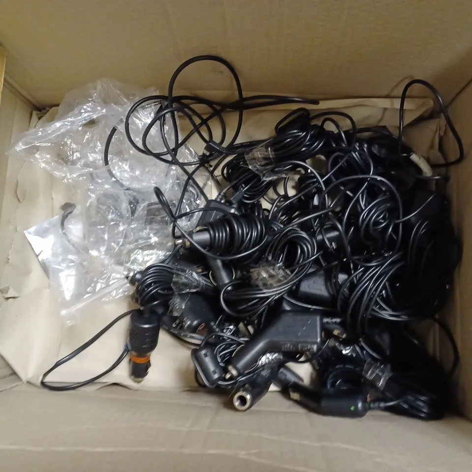 LOT OF 16 ASSORTED CIGARETTE LIGHTER PLUG IN CHARGERS