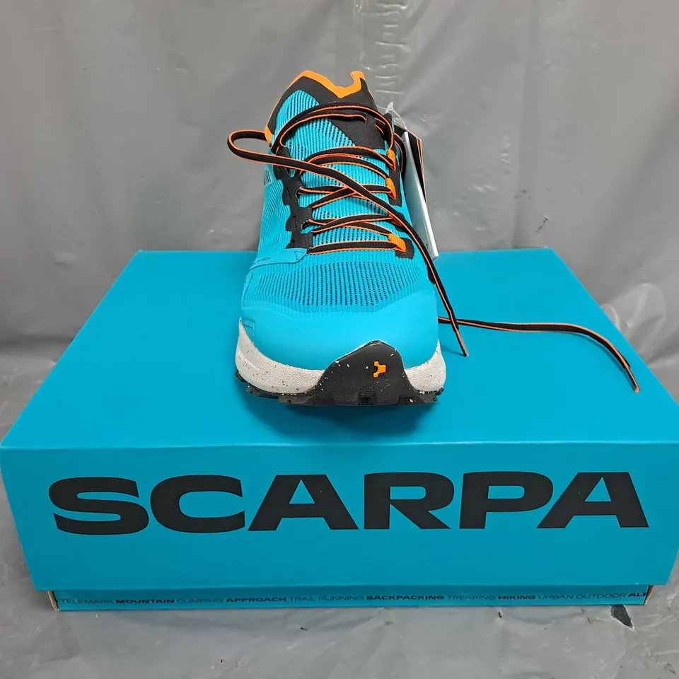 BOXED PAIR OF SCARPA SPIN PLANET RUNNING SHOES IN AZURE/BLACK SIZE UK 10.5