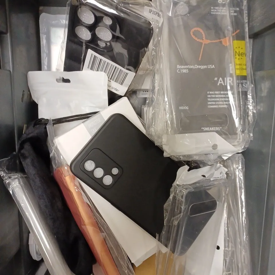 APPROXIMATELY 25 ASSORTED SMARTPHONE ACCESSORIES TO INCLUDE CASES, CHARGING CABLES, POWER BANKS ETC 