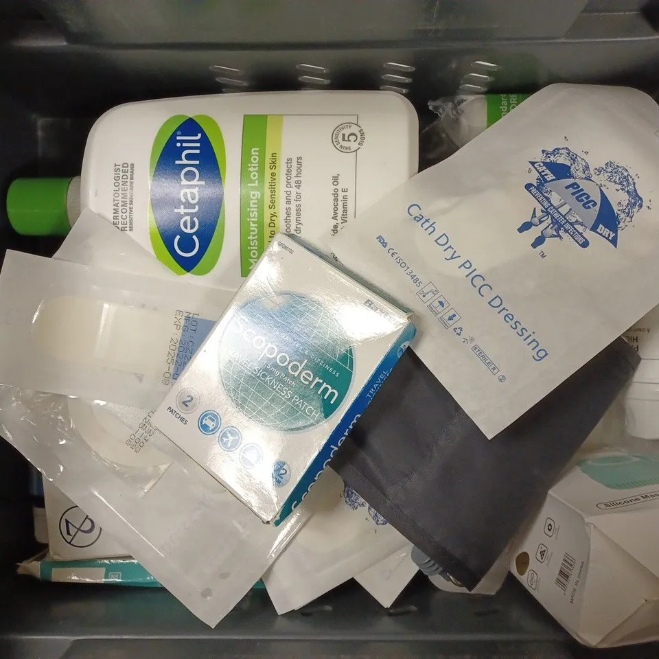 APPROXIMATELY 20 ASSORTED HEALTH PRODUCTS TO INCLUDE CETAPHIL MOISTURISING LOTION, THERMOMETER PROBE COVERS, MICROFINE GLOVE, C&C DRY-CAP ETC. 