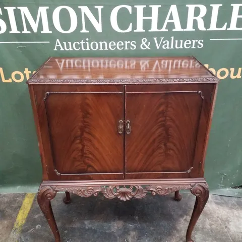 FLAME MAHOGANY VENEER GLASS-TOPPED LOCKABLE DRINKS CABINET WITH QUEEN ANNE LEGS