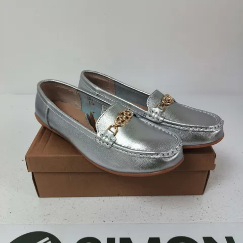 JO & JOE KASBAH WOMEN'S SILVER LOAFERS – UK 8