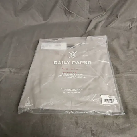 BAGGED DAILY PAPERWRITTEN TSHIRT IN WET WEATHER SIZE L