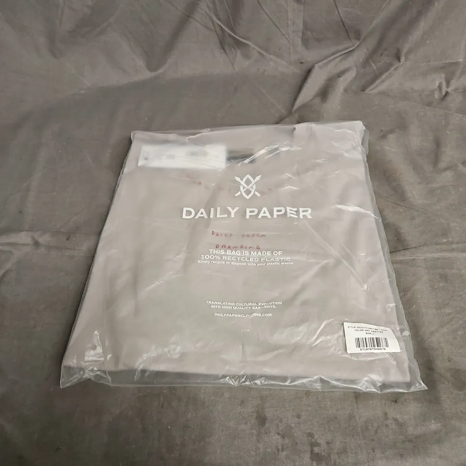 BAGGED DAILY PAPERWRITTEN TSHIRT IN WET WEATHER SIZE L