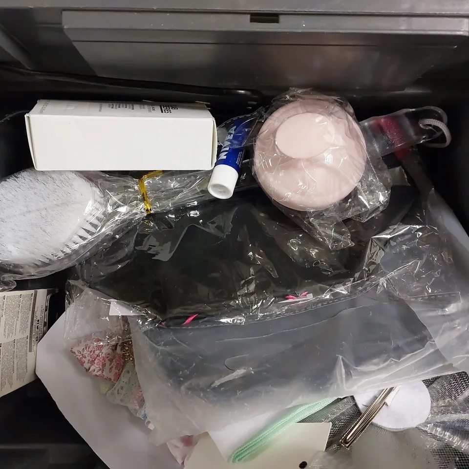 BOX OF APPROX 20 COSMETIC ITEMS TO INCLUDE SIMPLE FACIAL TONER, CANTU THERMAL SHIELD, ORIGINS TONER