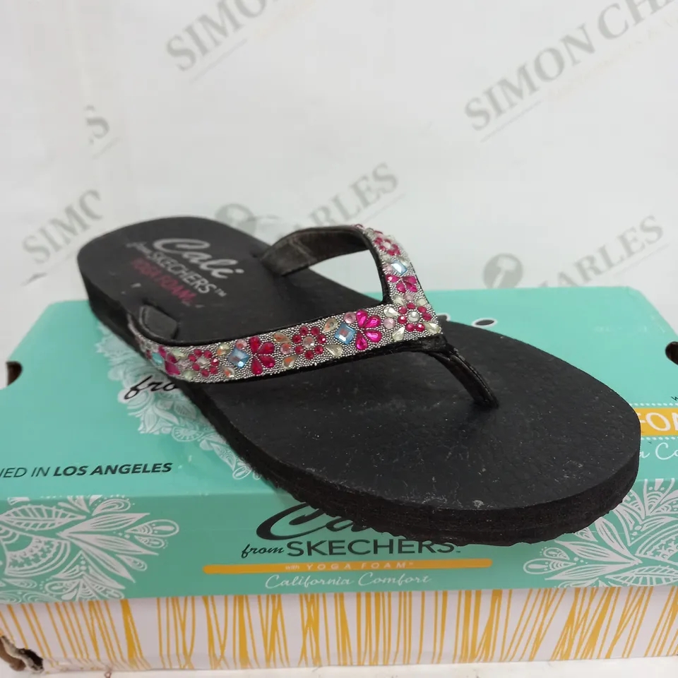 BOXED PAIR OF SKECHERS SANDALS IN BLACK SIZE 4